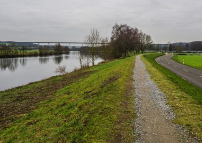 Weg über den Damm an der Ruhr